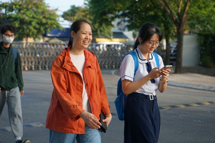Phụ huynh đưa thí sinh đến tận điểm thi, theo sát đến gần khu vực phòng thi, tranh thủ dặn dò, động viên tinh thần trước khi rời đi để con yên tâm bước vào kỳ thi.