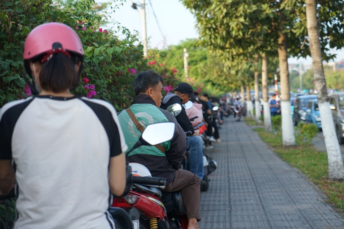 Phụ huynh đứng chờ bên ngoài điểm thi, dõi theo con em trong suốt thời gian làm bài với tâm trạng hồi hộp, lo lắng.