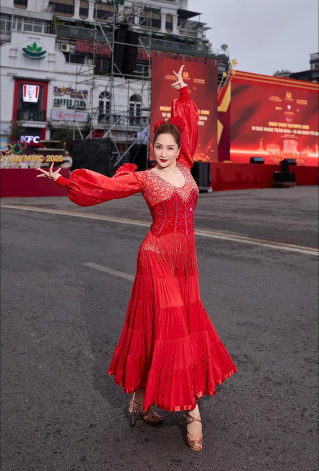 44 tuổi và trải qua 3 lần sinh nở nhưng Khánh Thi vẫn sở hữu vóc dáng nóng bỏng nhờ siết cân đúng cách - 1