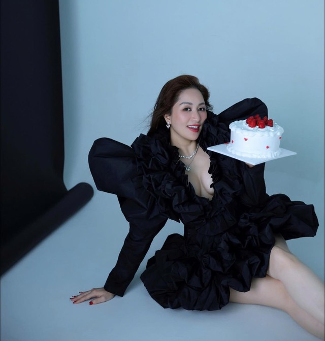 44 tuổi và trải qua 3 lần sinh nở nhưng Khánh Thi vẫn sở hữu vóc dáng nóng bỏng nhờ siết cân đúng cách - 2