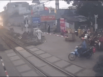 Clip: Xe máy liều lĩnh băng qua đường ray bị tàu hỏa húc văng