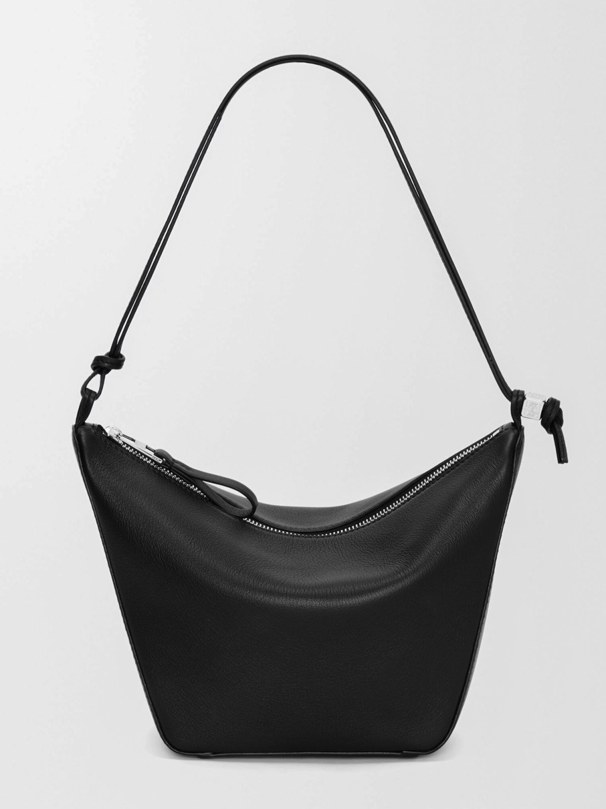 Nhan sắc 9X đầu tư 2.150 USD (gần 57 triệu đồng) để sắm mẫu túi Loewe Hammock Hobo cỡ mini.