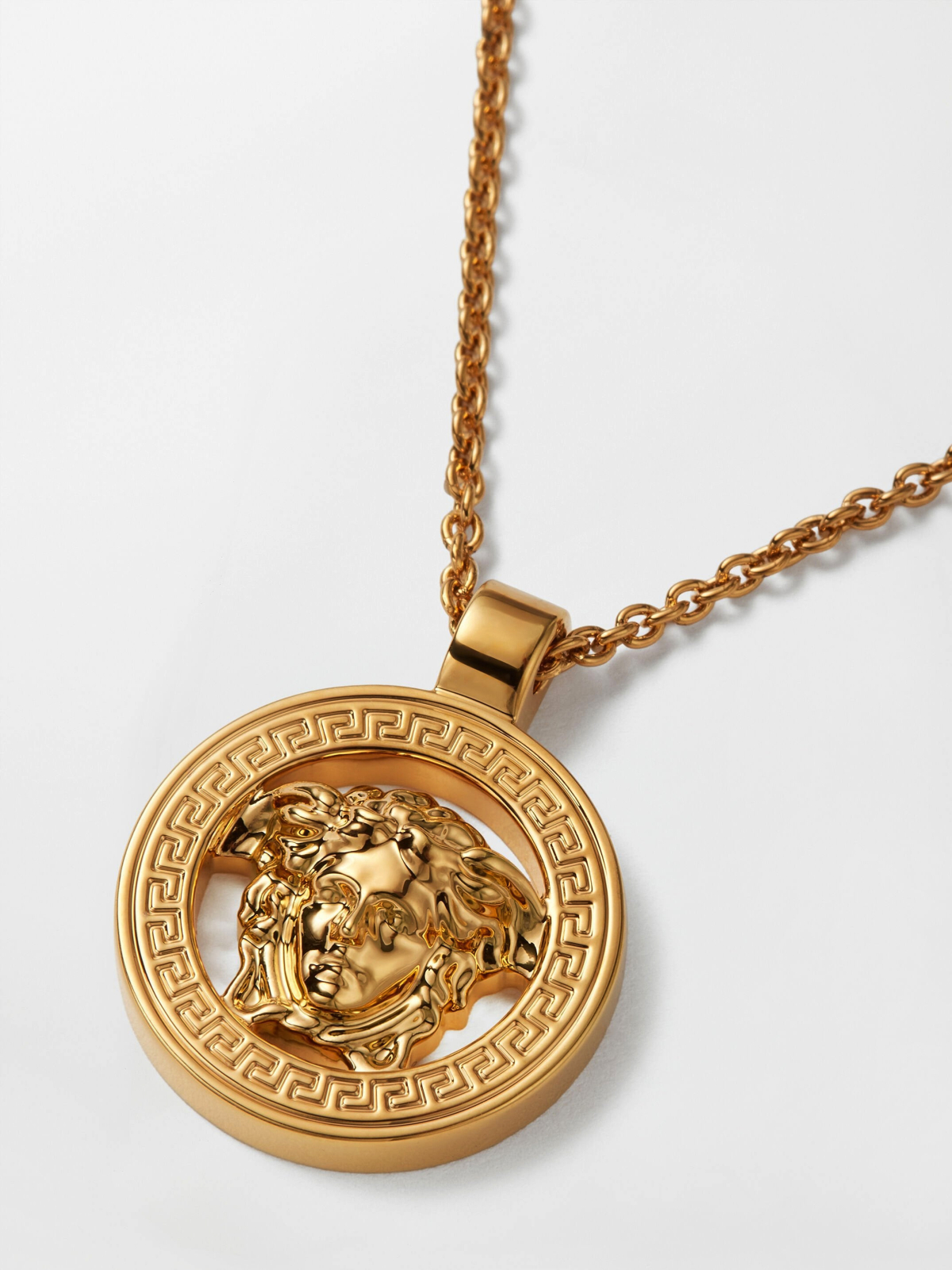 550 USD (14,5 triệu đồng) là giá của chiếc vòng cổ Versace Medusa 95.