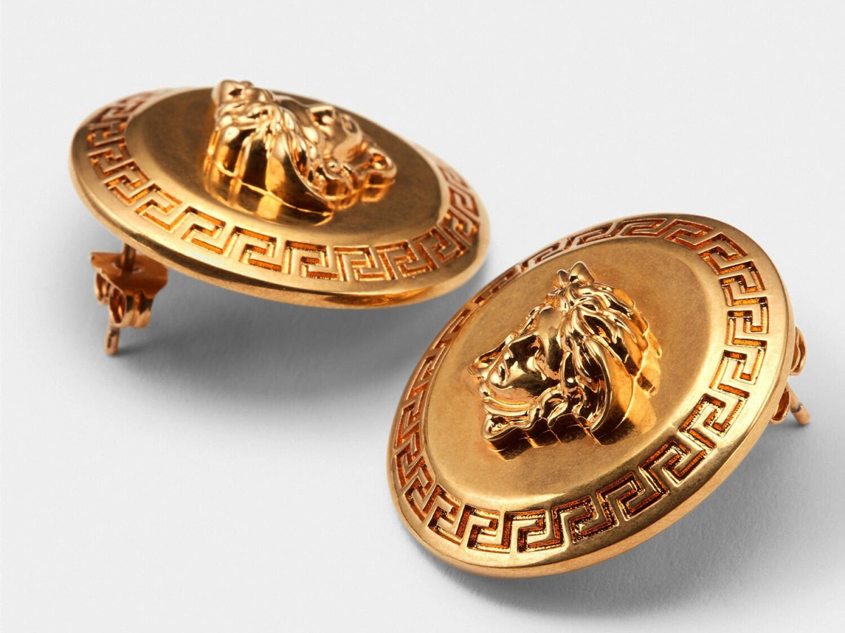 Nàng hậu kết hợp bông tai Tribute Medusa cùng hãng, tiêu tốn 450 USD (gần 12 triệu đồng).