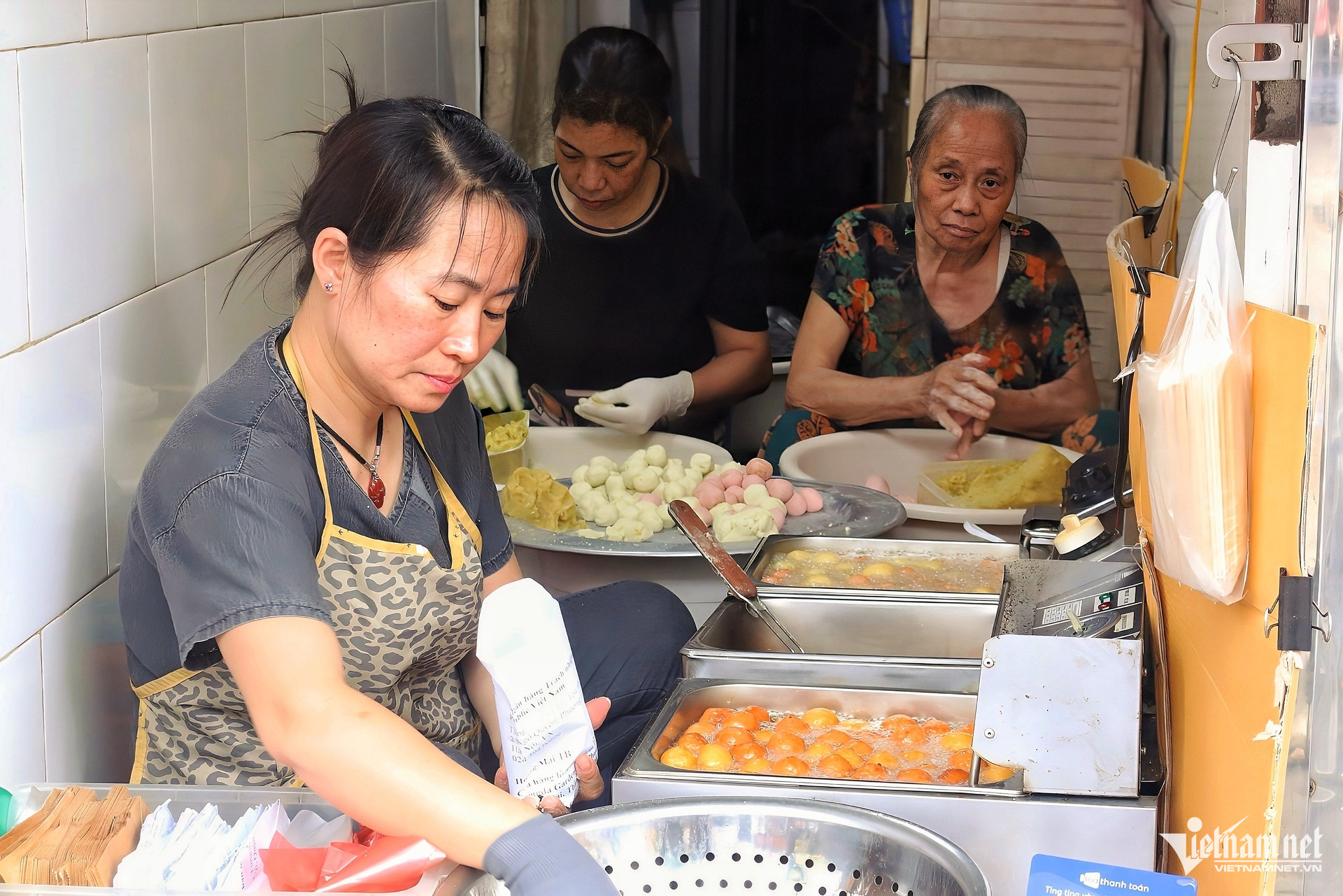 Chị Hà vừa gói bánh cho khách mang đi vừa chia sẻ