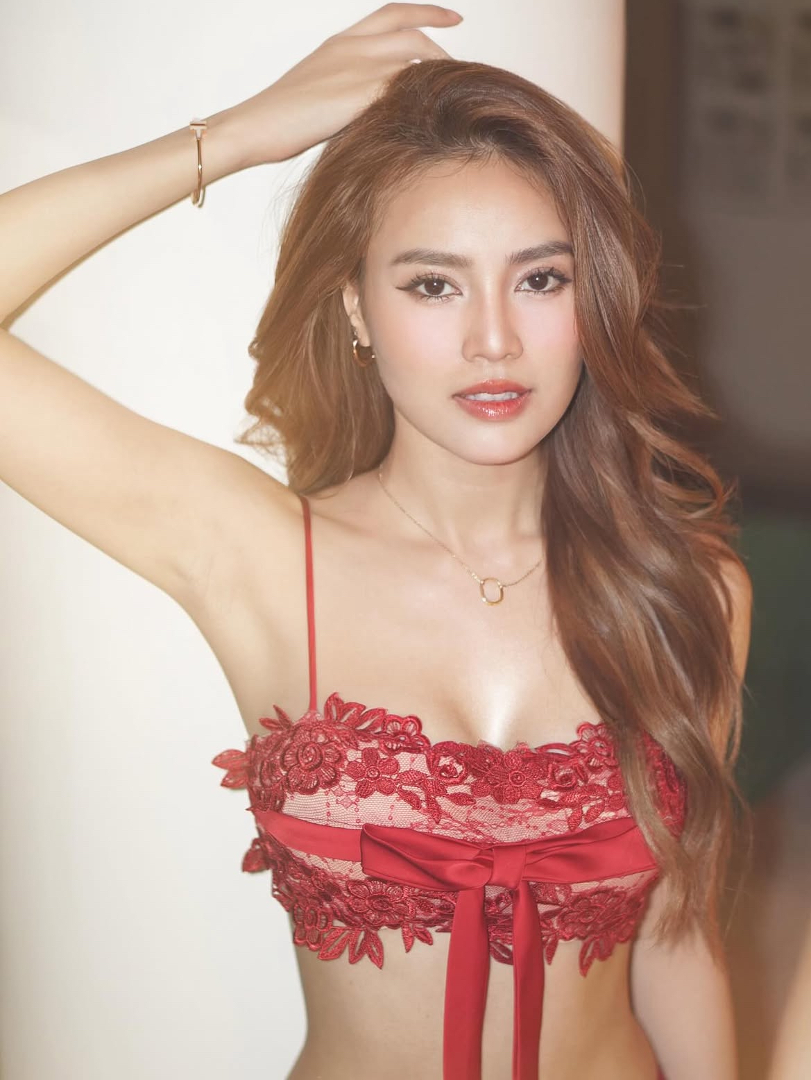 Lan Ngọc phối đồ khoe nội y với trang sức gần 300 triệu đồng - 3