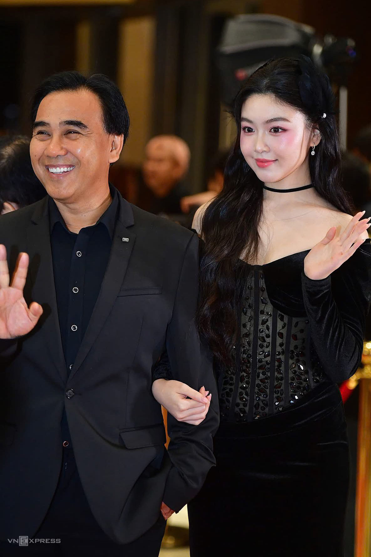 MC Quyền Linh - bố Lọ Lem - gọi ái nữ là cô sinh viên năm hai với nhiều ý chí, nghị lực. Anh đăng hình bên con gái và thể hiện tình cảm dạt dào: Ba có thể đếm được bao nhiêu ngày tháng đưa con tới trường hay những sợi tóc bạc trên đầu ba, nhưng không thể đếm được tình yêu thương ba dành cho con.