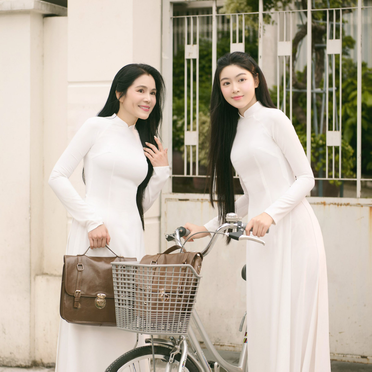 Cả khi mặc áo dài trắng nền nã, Lọ Lem cũng tỏa sáng. Cô chú thích khoảnh khắc bên mẹ: Lưu giữ thanh xuân bên người bạn thân mà Lem yêu thương nhất.