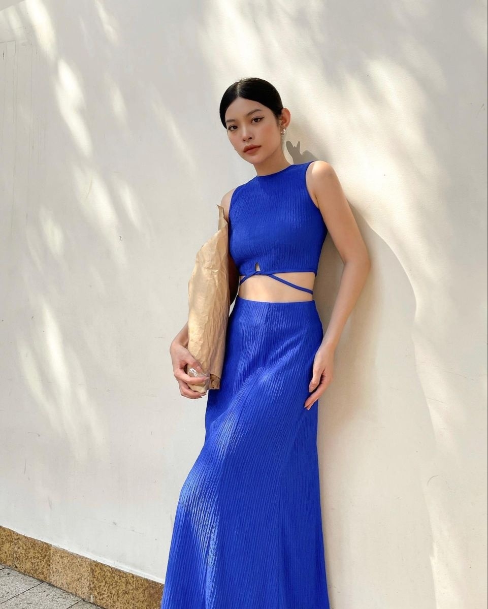 Xanh cobalt (xanh hoàng gia) là sự lựa chọn hiện đại và không bao giờ lỗi mốt dành cho người có làn da bánh mật. Dễ nhất là bạn có thể mặc màu này cùng trắng, đen. Ngoài ra, nó còn hợp với màu tím, mang lại hơi hướng cổ điển và nghệ thuật. Để tông da sáng hiệu quả nhất, bạn nên kết hợp cùng cam đất hoặc các phụ kiện màu vàng đồng.