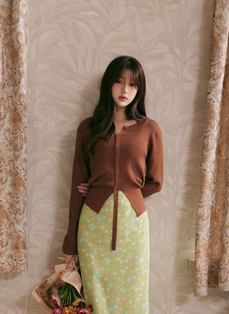 Nâu cũng nằm trong nhóm màu phù hợp với người da ngăm. Nó tạo nên vẻ ngoài cổ điển và thanh lịch. Bạn có thể kết hợp cùng xanh rêu, gợi liên tưởng đến thiên nhiên, mang lại cảm giác thư thái, dễ chịu. Ngoài ra, nếu thích sự nữ tính, hồng phấn, hồng đất là tông màu đẹp khi phối cùng nâu.