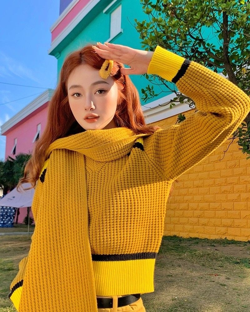 Tạp chí Vogue nhận xét vàng mù tạt là vũ khí lợi hại của da ngăm. Nó khiến làn da trông khỏe khoắn và tỏa sáng thay vì bị xỉn màu. Bạn có thể phối áo màu này cùng các món màu trung tính như đen, trắng, be, xám để tạo vẻ thanh lịch. Ngoài ra, nó cũng hợp với tông màu đất như nâu, đỏ nâu, tạo vẻ cổ điển, hoặc các tông màu tương phản như xanh navy, xanh rêu để tạo sự nổi bật.