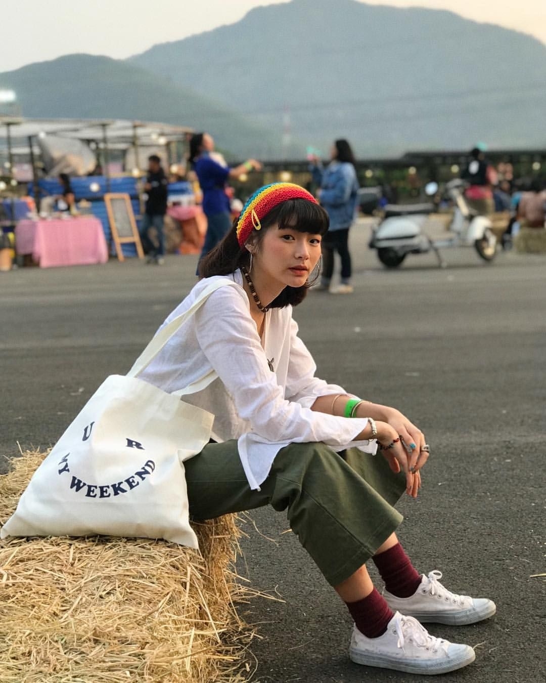 Người da ngăm còn hợp với màu trắng ngà, kem, thay vì trắng tinh. Theo Vogue, trắng tinh dễ tạo độ tương phản quá gắt, có thể khiến bạn trông đen hơn.