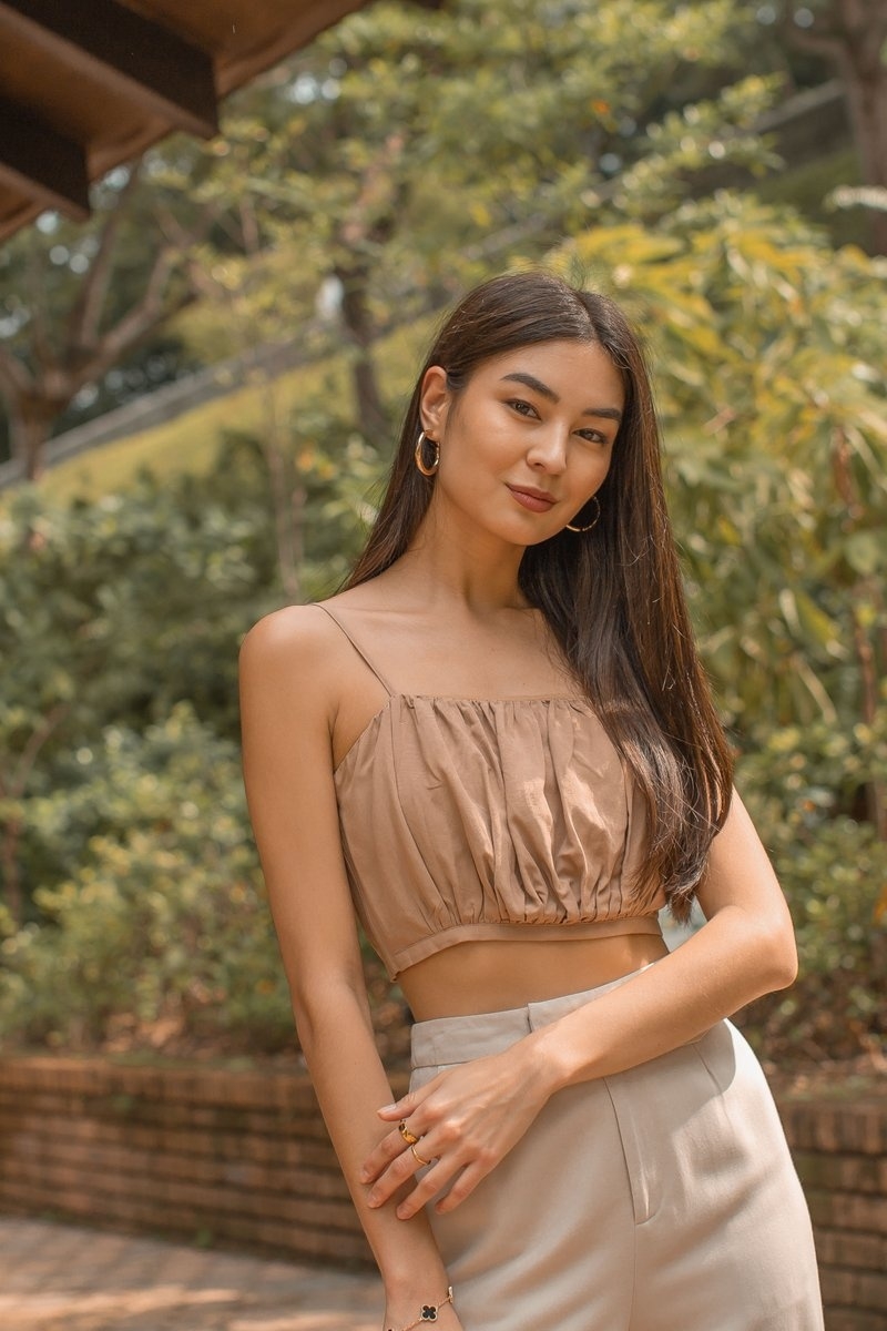 Khác với màu be sáng dễ làm da bị xỉn, be đậm có sắc độ gần với tông da tự nhiên, giúp vẻ ngoài trông sang. Để gương mặt trông trắng hơn, hãy kết hợp trắng ngà, xanh dương nhạt. Nếu muốn tạo sự tương phản, đen, xanh navy và nâu đậm là sự lựa chọn hấp dẫn. Be đậm còn có thể đi cùng xanh olive, mang lại phong cách phóng khoáng, tự do.