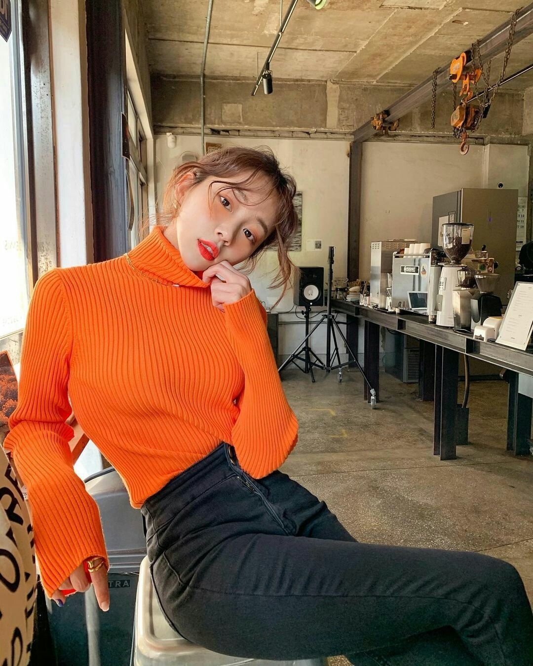 Màu cam gợi nhớ đến hoàng hôn, giúp gương mặt bạn thêm hồng hào và tràn đầy sức sống. Không như nhiều người nghĩ, đây là màu tương đối dễ phối. Nếu muốn trang phục trông sáng sủa, thanh thoát và hiện đại, hãy kết hợp cùng trắng, kem, be. Để tạo tương phản, mang lại vẻ ngầu, hãy chọn đen. Màu nâu khi đi cùng cam tạo cảm giác gần gũi với thiên nhiên, trông tinh tế và sang. Người thích nổi loạn có thể phối cam với xanh dương, xanh lá.