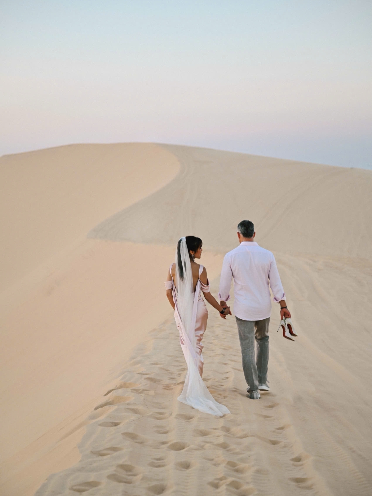 Trang phục của nữ diễn viên do em gái chuẩn bị, phù hợp phong cách gợi cảm nhưng vẫn năng động mà cô theo đuổi.