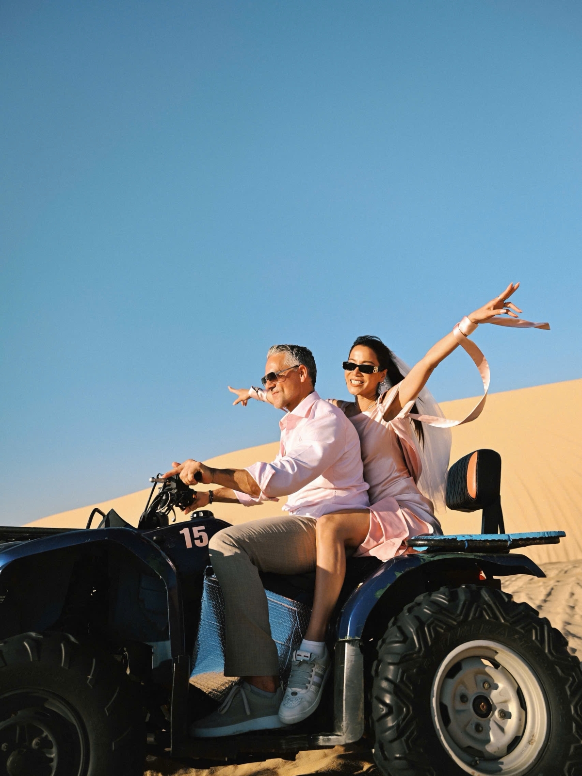 Bảo Trúc cho biết cô và bạn trai có chung sở thích trải nghiệm, khám phá nên hào hứng tham gia các hoạt động như trượt cát, chạy mô tô hay lái xe jeep.