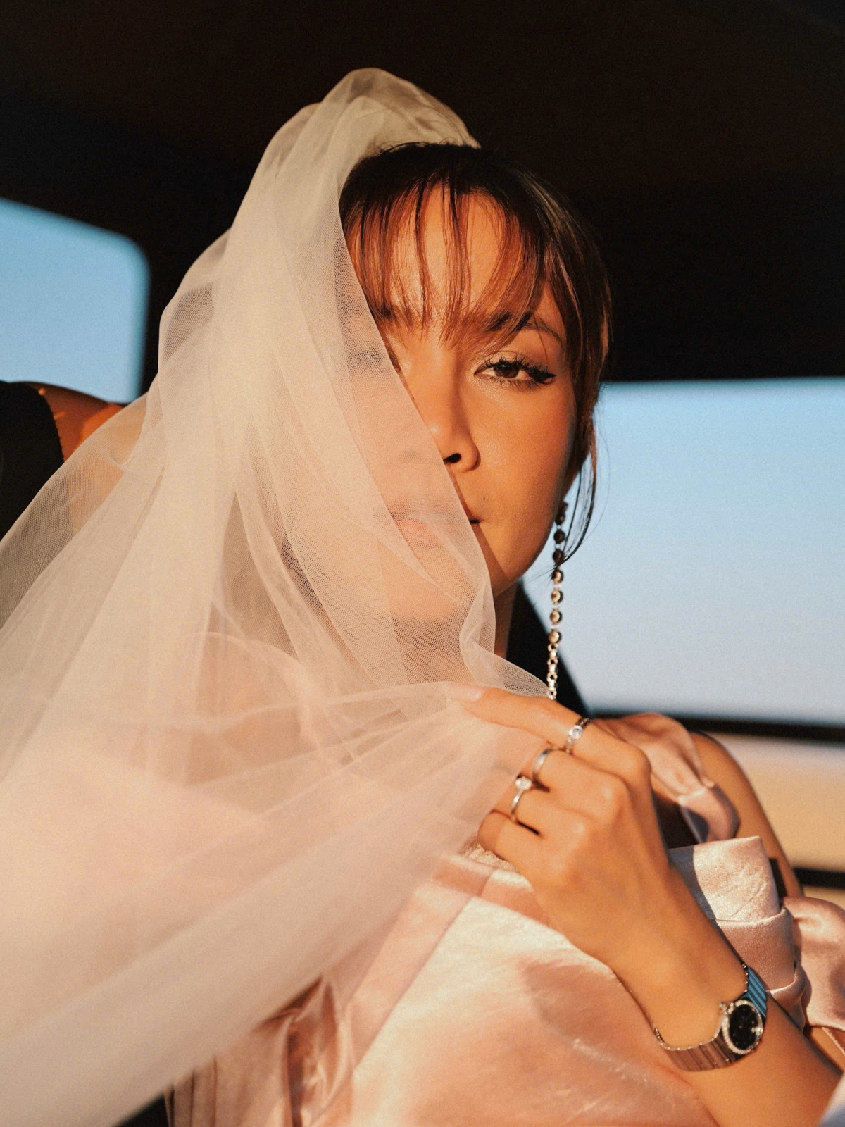 Diễn viên khoe da nâu khỏe khoắn trong ảnh cưới.