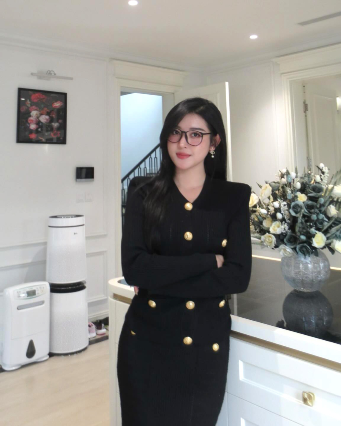 Huyền My sống kín tiếng, không hoạt động showbiz từ khi bước sang tuổi 30.