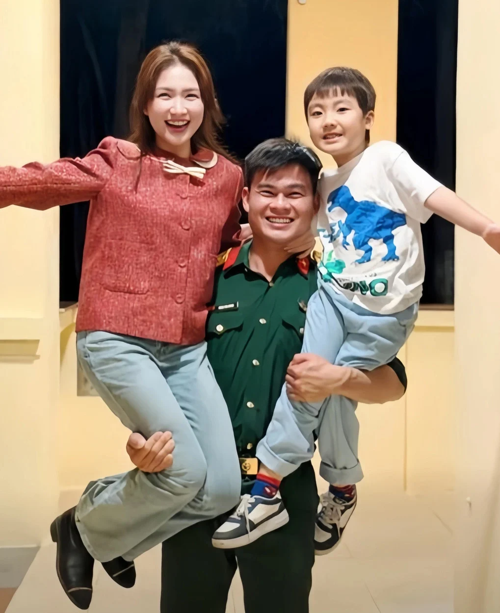 Đại úy Văn Cương đưa Hòa Minzy và bé Bo vào thăm đơn vị.