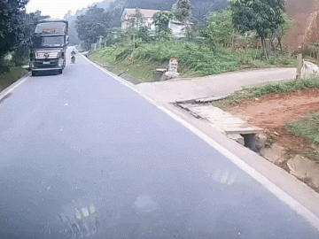 Clip: Điều khiển xe máy lấn làn vượt ẩu, thanh niên 'bỏ' xe máy để thoát thân