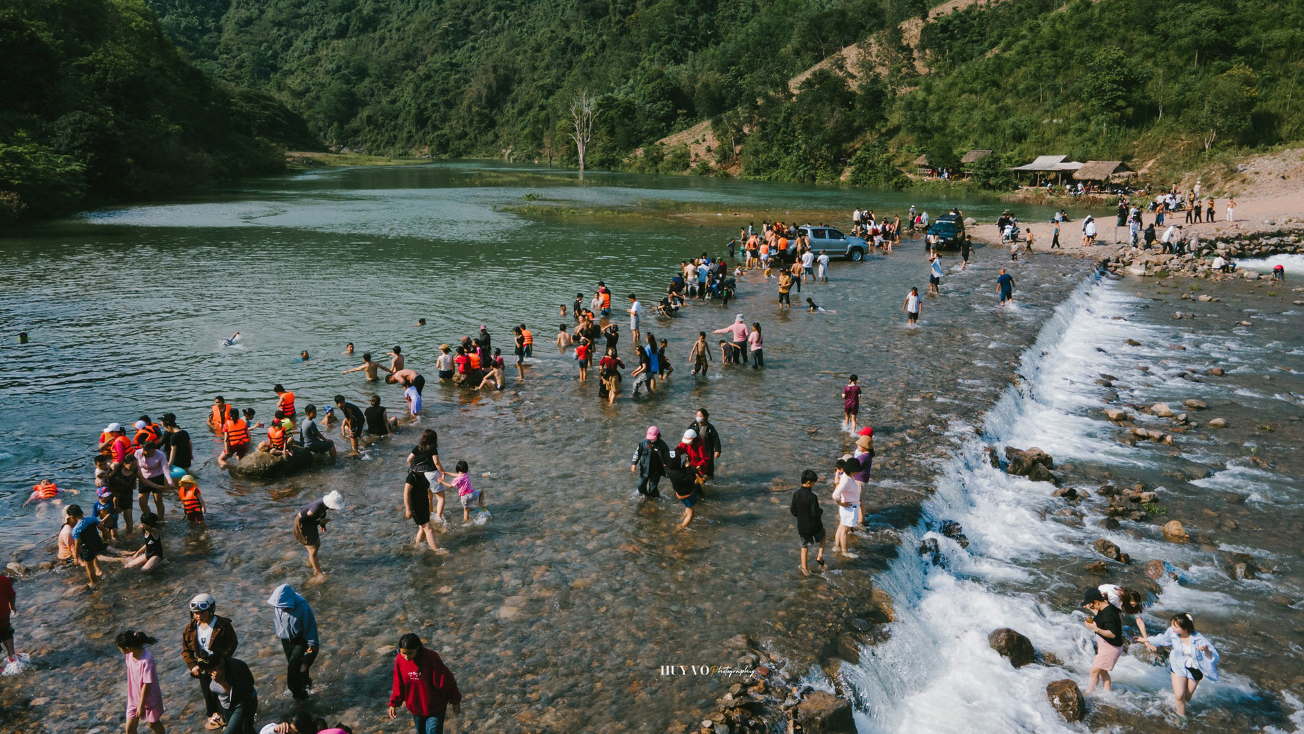 Buổi chiều là thời điểm thích hợp để du khách vui chơi, giải nhiệt tại suối