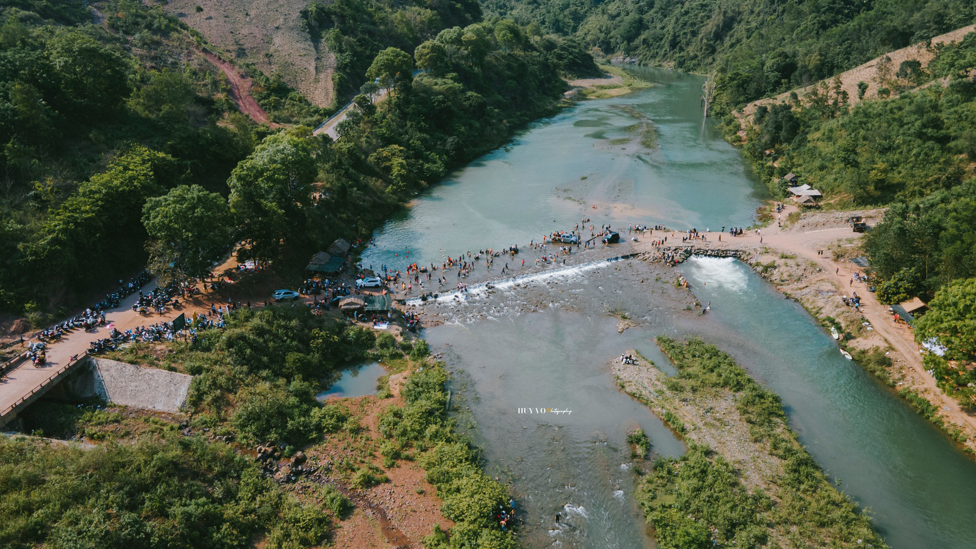 Suối Tà Đủ cách trung tâm thị trấn Khe Sanh cũ khoảng 10 phút di chuyển bằng xe máy, thuận tiện cho du khách tới trải nghiệm, tham quan