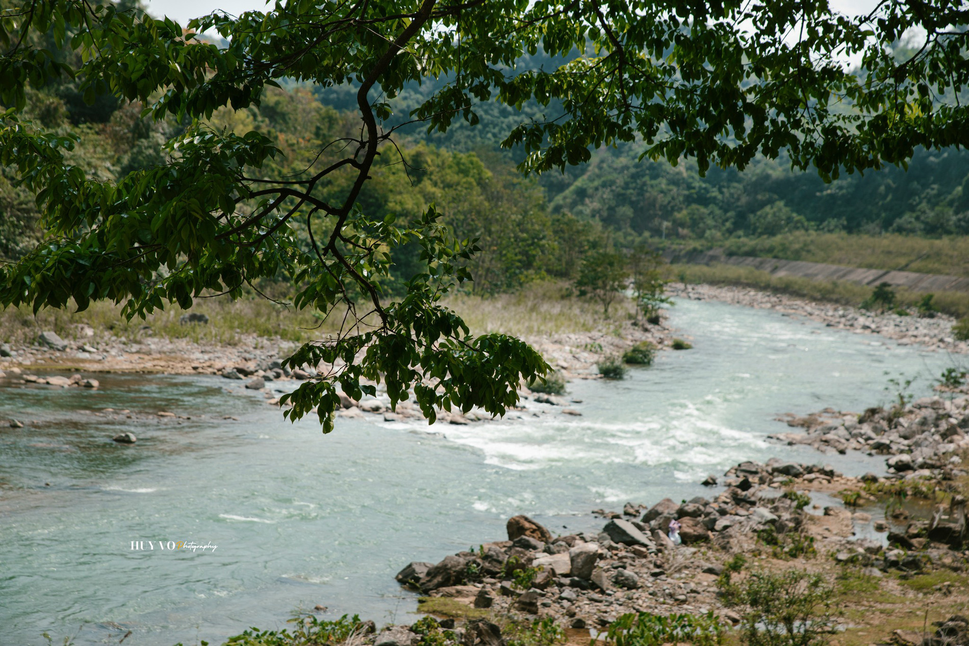 Dòng suối trong xanh, mát lạnh