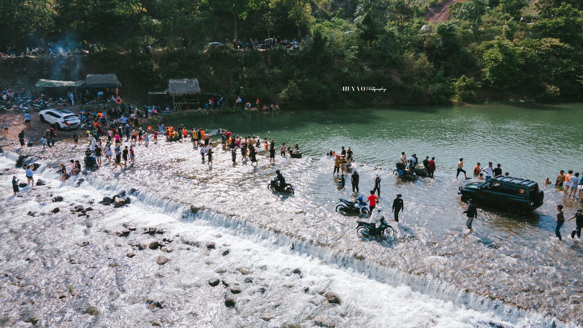 Lượng khách đông đúc tới suối Tà Đủ trốn nóng, giải nhiệt mùa hè