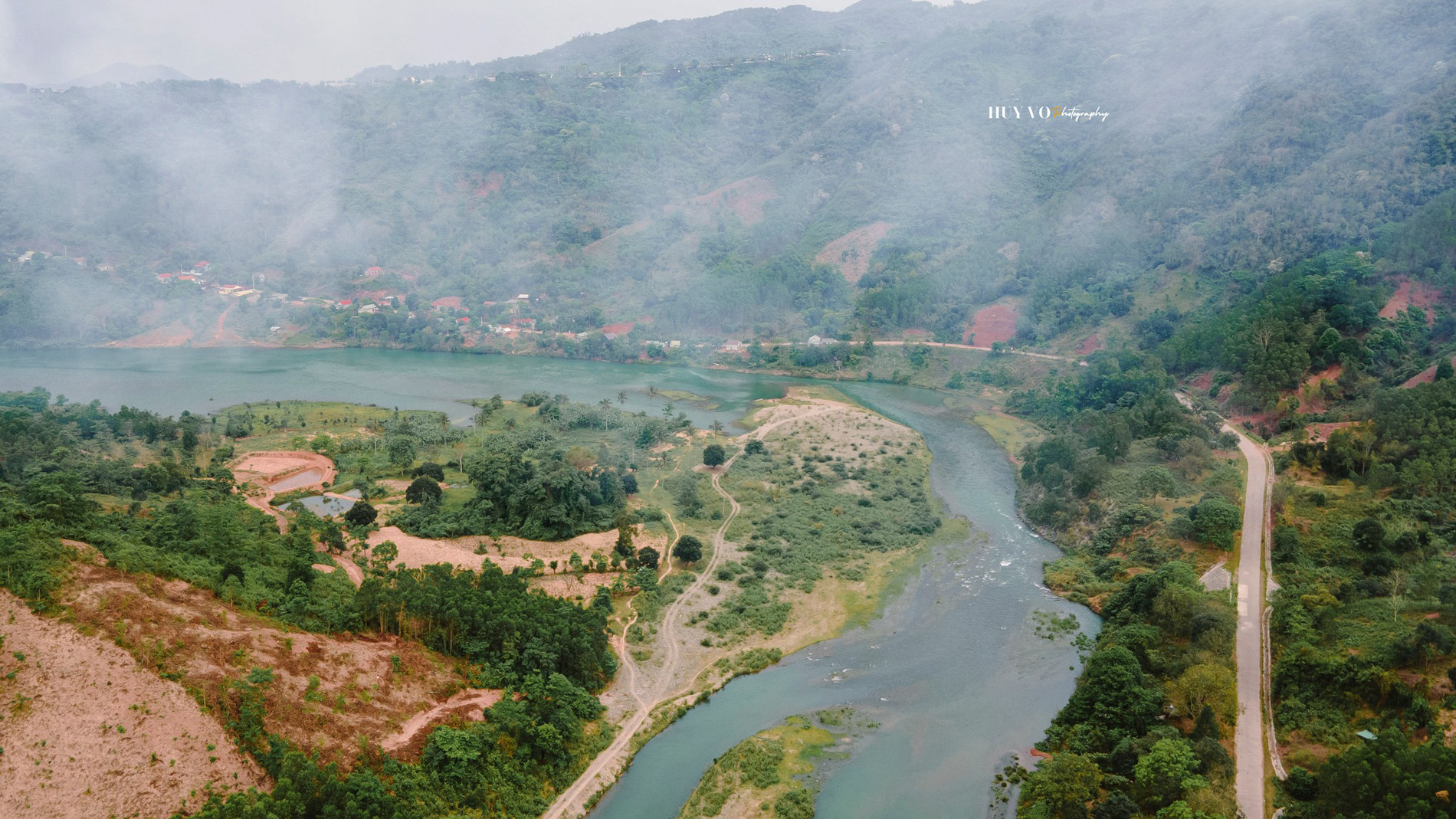 Đường đi tới suối Tà Đủ thuận tiện, du khách có thể kết hợp ghé thăm một số địa điểm du lịch khác trên địa bàn