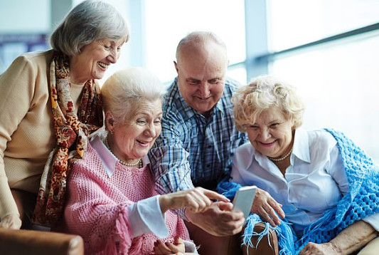 Thói quen tốt hàng ngày giúp người cao tuổi sống lâu, sống khỏe. Ảnh minh họa