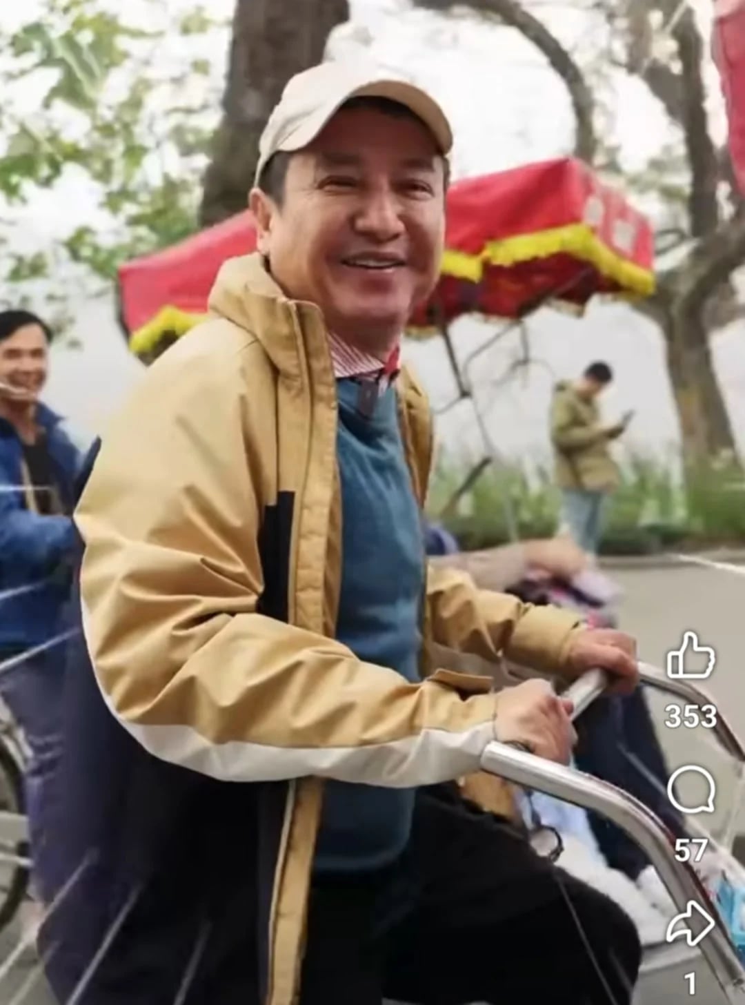 Nghệ sĩ Ưu tú Chí Trung trải nghiệm đạp xích lô ở hồ Hoàn Kiếm. Ảnh: Chụp màn 