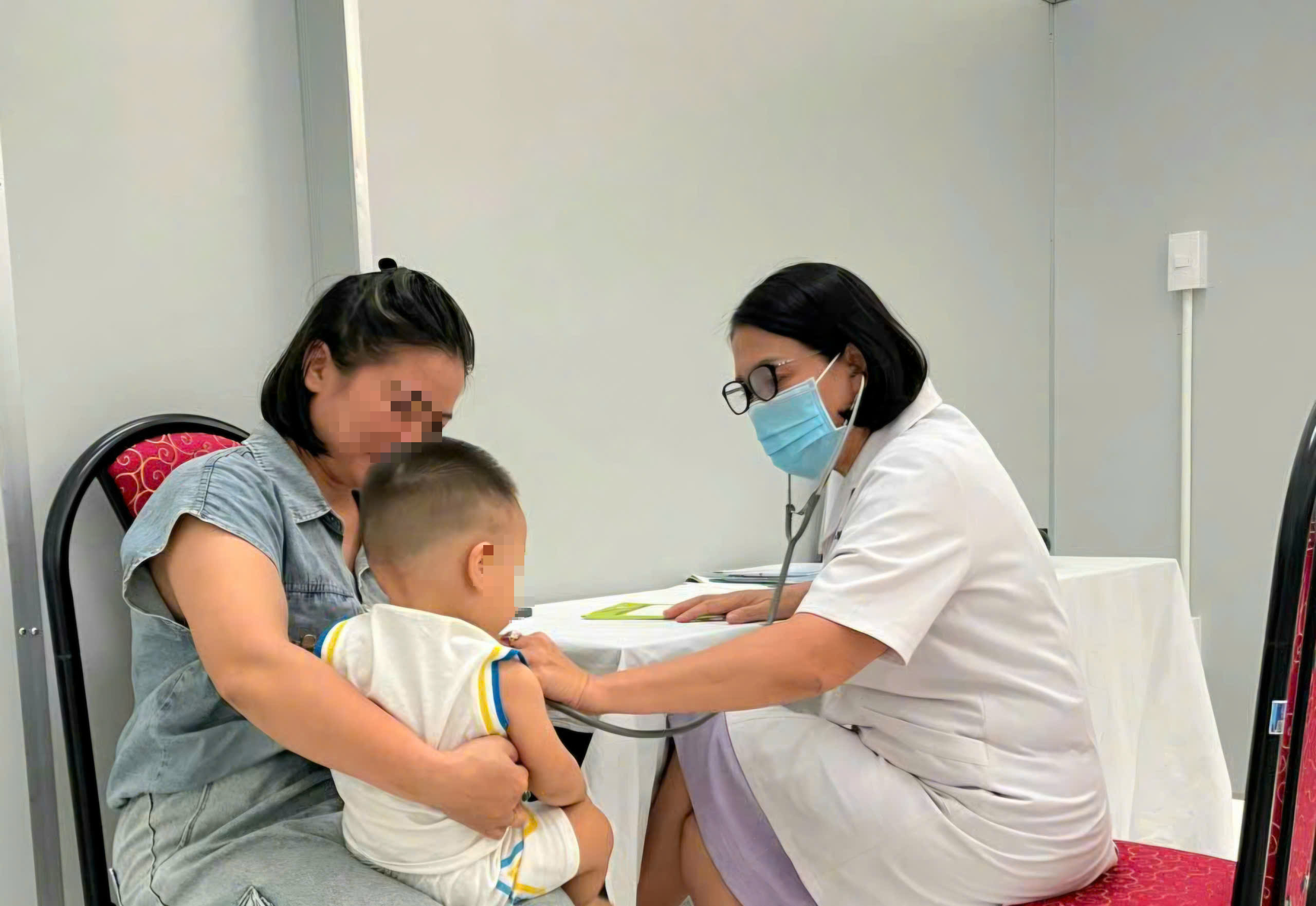 Trẻ nhỏ được thăm khám tại Phòng khám Đa khoa thuộc CDC TP Huế.