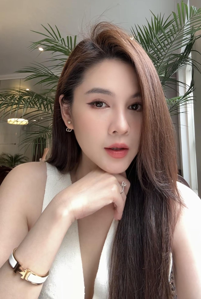 Vũ Thu Hoài đang được chú ý với vai Mỹ Linh, một cô gái thành đạt, tham vọng nhưng tâm cơ, không từ thủ đoạn để đạt mục đích trong phim truyền hình Bước chân vào đời. Diễn xuất của cô khiến nhiều khán giả thích thú, đặt cho nhân vật biệt danh girl công sở tâm cơ.