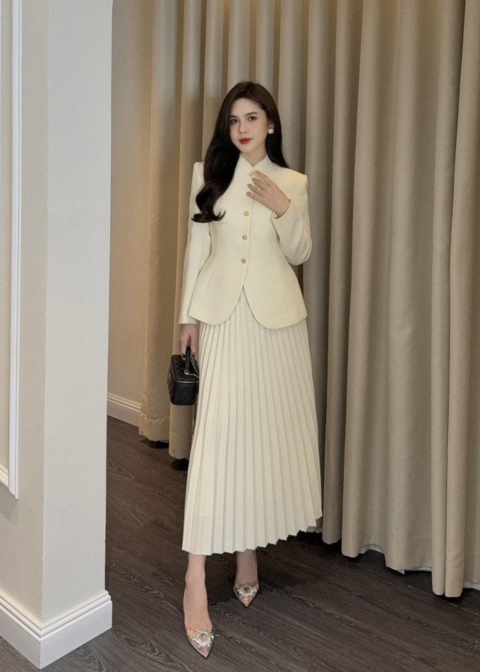 Bên cạnh diễn xuất, Vũ Thu Hoài cũng đầu tư trang phục để phù hợp tính cách nhân vật. Vào vai phụ nữ thành đạt trong Bước chân vào đời, Vũ Thu Hoài ưu tiên các bộ đồ công sở đơn sắc, phong cách thanh lịch, sang trọng phối cùng phụ kiện hàng hiệu.