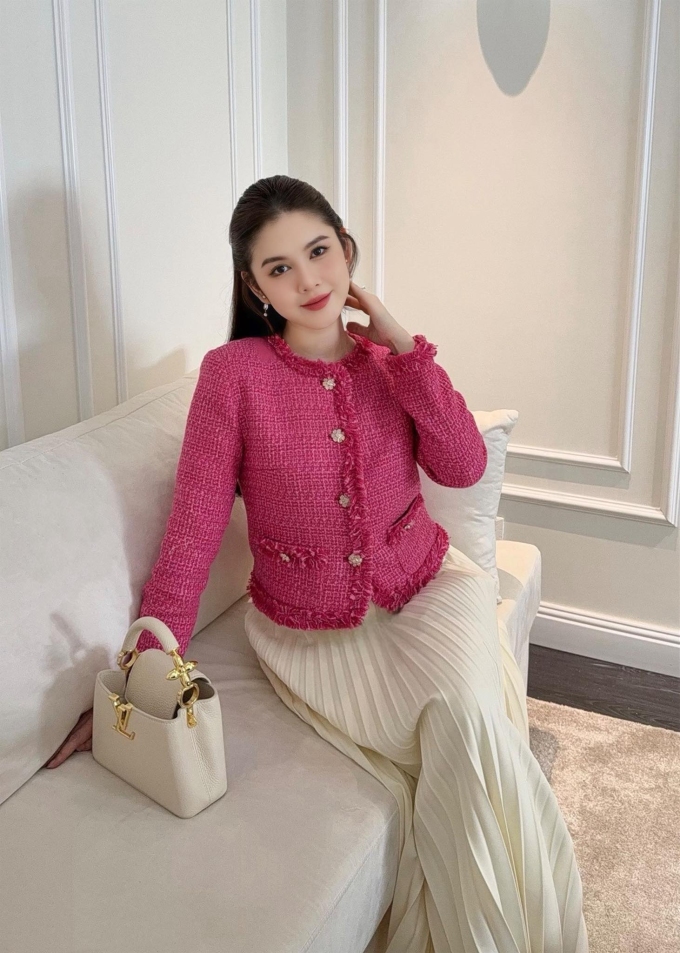 Vũ Thu Hoài sinh năm 1990, quê Tuyên Quang, từng được biết đến với vai trò MC truyền hình và đảm nhận một số vai nhỏ trong các phim: Ghét thì yêu thôi, Nhà trọ Balanha, Người phán xử...