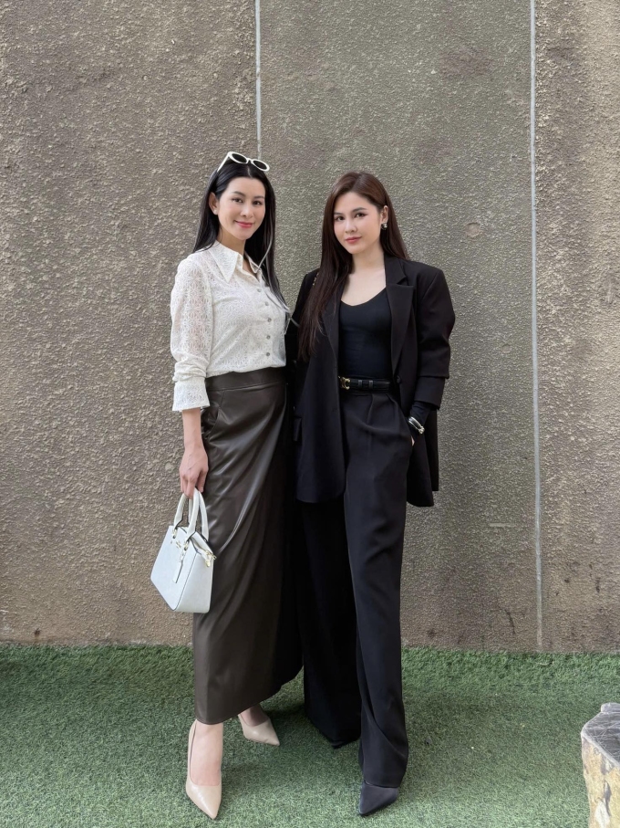 Vũ Thu Hoài và Lưu Huyền Trang ở hậu trường phim Bước chân vào đời.