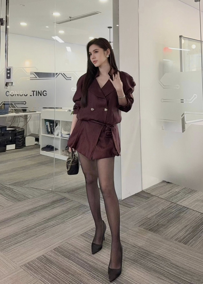 Một số set đồ dáng ngắn giúp diễn viên trông trẻ trung, hiện đại hơn trong tạo hình doanh nhân.