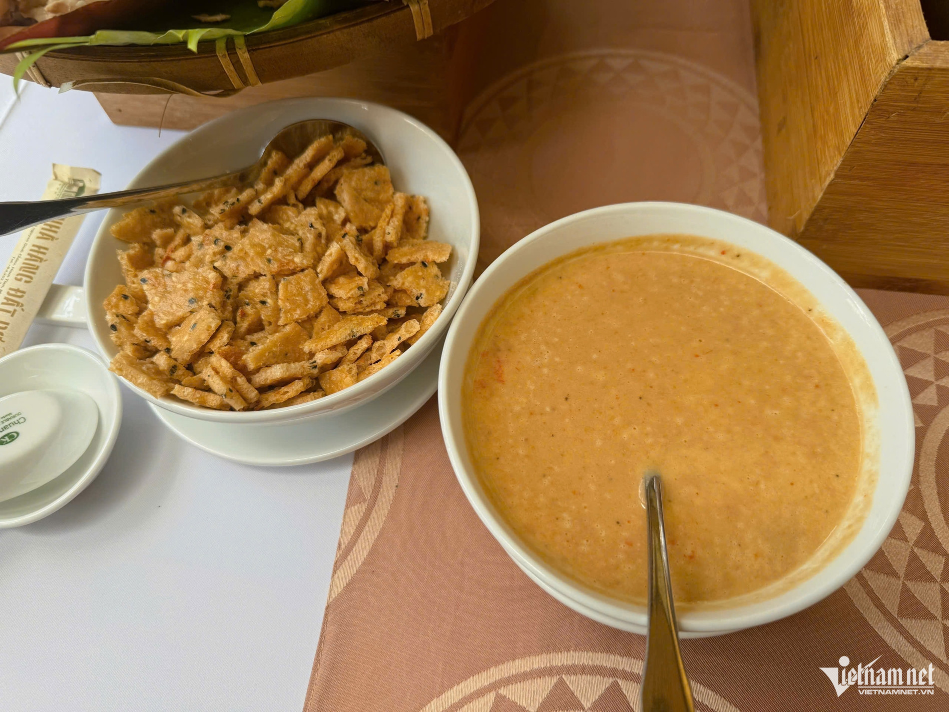 Phần nước xốt được xem là “linh hồn” của món ăn, chế biến từ tỏi, me khô, ớt, đậu phộng rang…, trộn đều với nhau theo tỉ lệ cân đối rồi đem xay nhuyễn