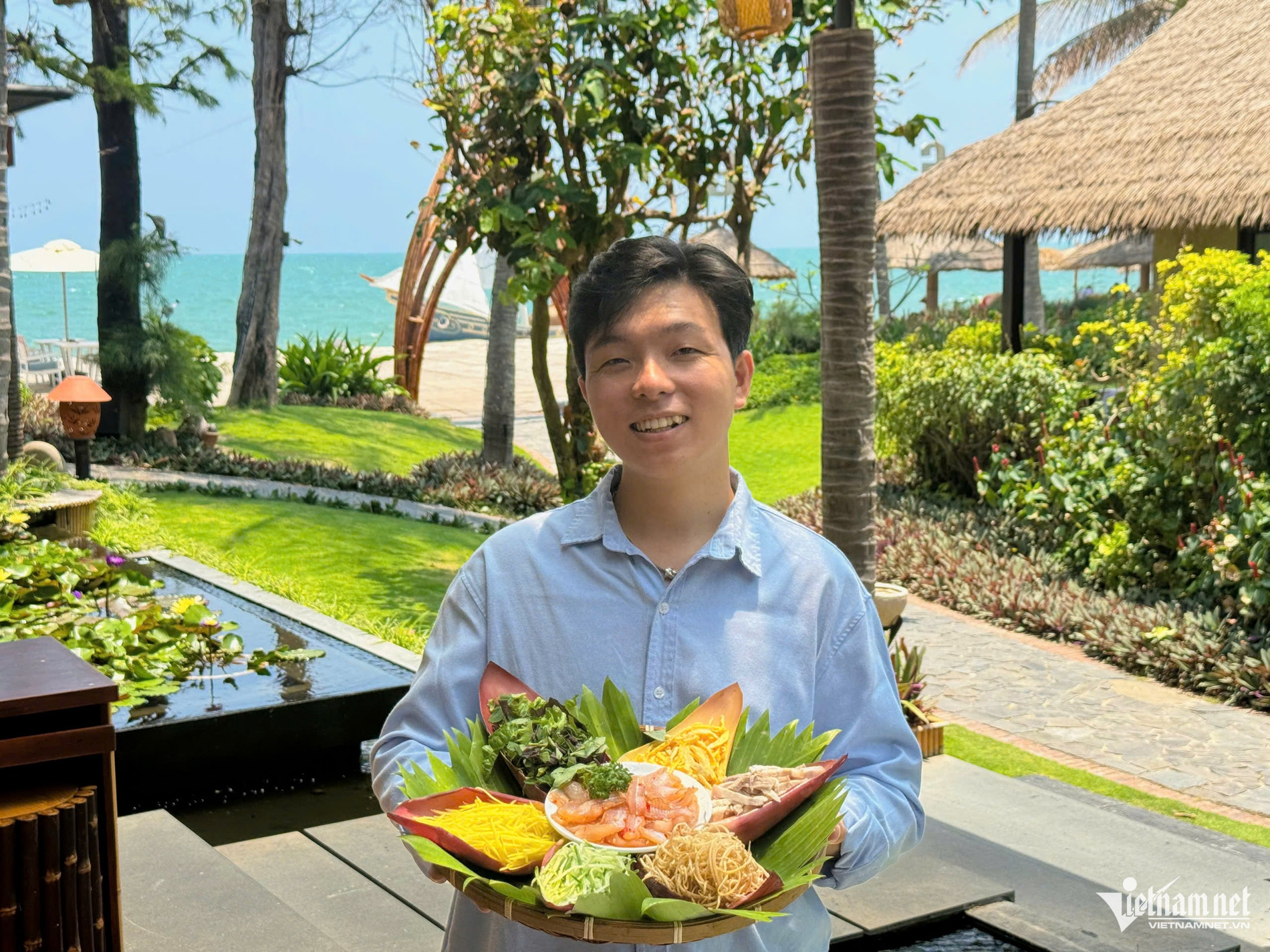 Du khách từ TPHCM tới Mũi Né thưởng thức món lẩu thả trứ danh