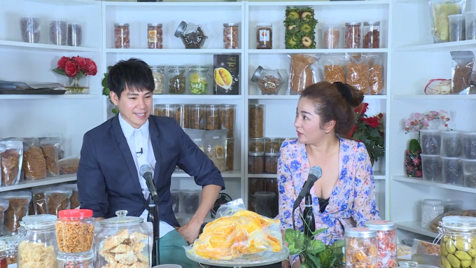 Phùng Ngọc Huy livestream bán hàng cùng Thúy Nga.