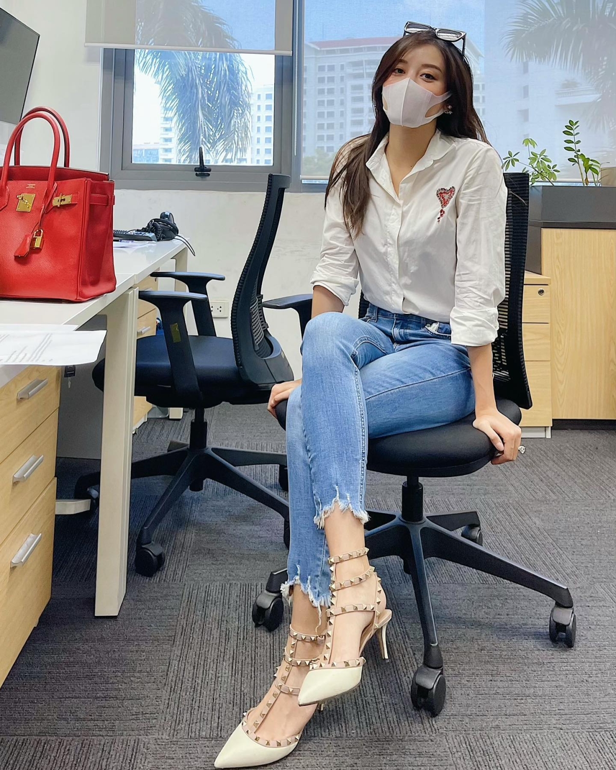 Huyền My nhiều lần khoe đôi cao gót đinh tán biểu tượng của thương hiệu Valentino. Thiết kế được cô diện cả khi đi làm và đi sự kiện.