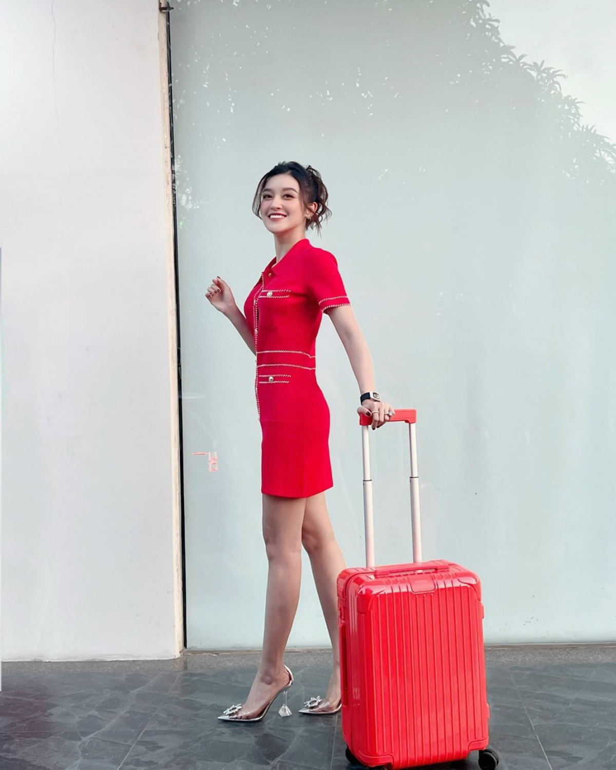 Trong một lần đi event, người đẹp diện mẫu cao gót Amina Muaddi giá khoảng hơn 20 triệu đồng. Thiết kế sau đó được cô thanh lý với giá 5 triệu đồng vì rộng gót.