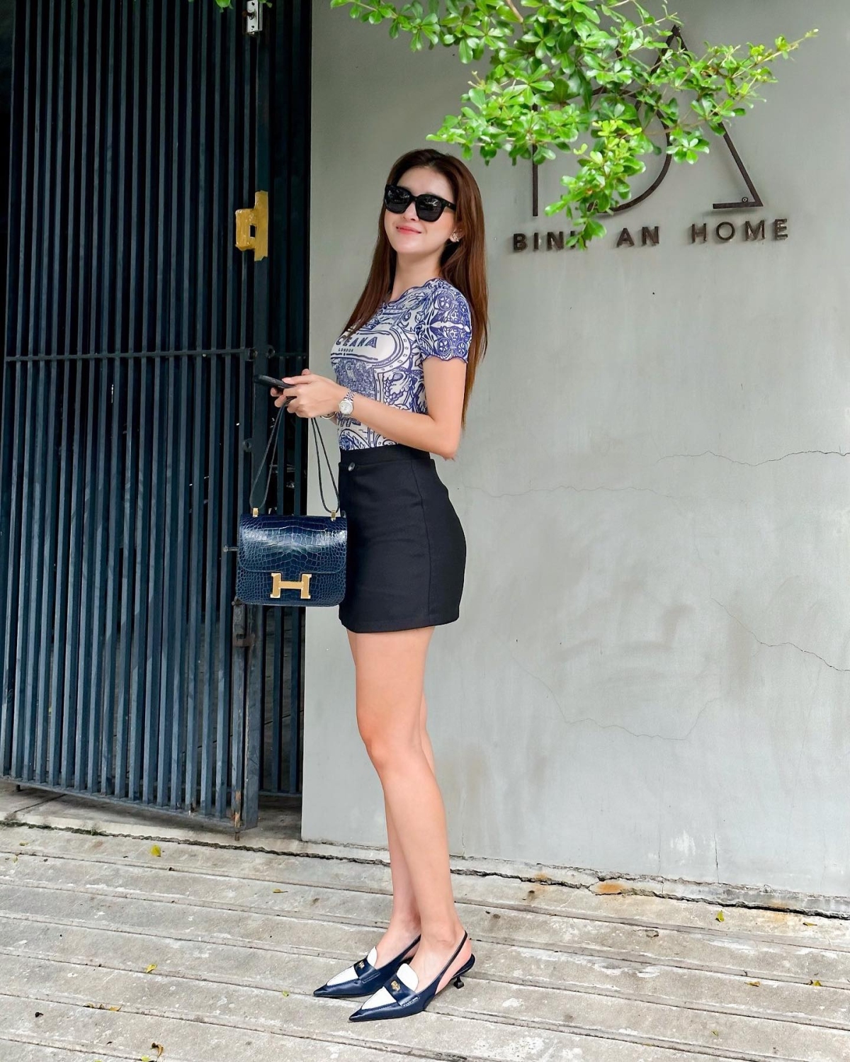 Với thời trang thanh lịch, công sở, người đẹp thường xuyên diện mẫu sling back của Miu Miu, giá hơn 30 triệu đồng.