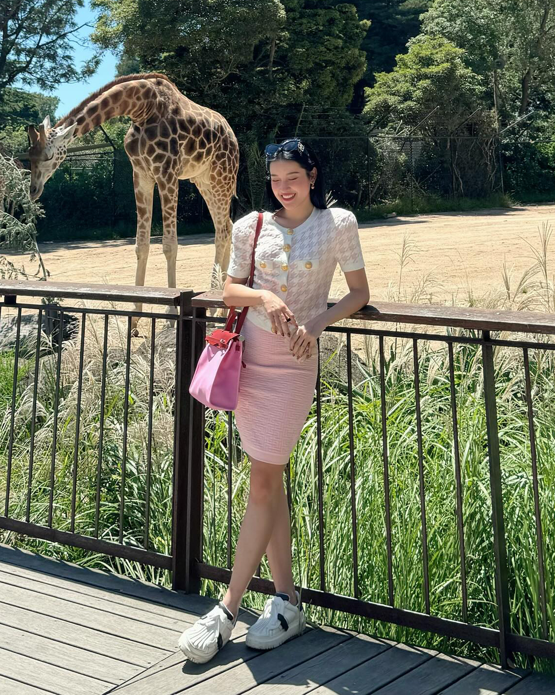 Đôi sneakers của Dior giá khoảng 28 triệu đồng được Huyền My ưa chuộng trong nhiều chuyến vi vu khắp thế giới.