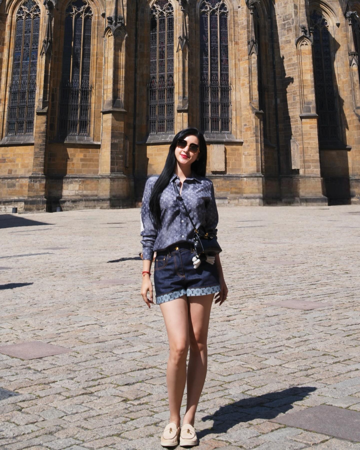 Nổi tiếng là phú bà mê hàng hiệu, Huyền My liên tục bổ sung giày dép mới vào tủ đồ. Gần đây, cô chuộng mẫu loafer của Loro Piana - thương hiệu được mệnh danh là biểu tượng của giới thượng lưu, trong đó thiết kế giá khoảng 30 triệu đồng mà Huyền My diện được giới tỷ phú, nhà giàu yêu thích.