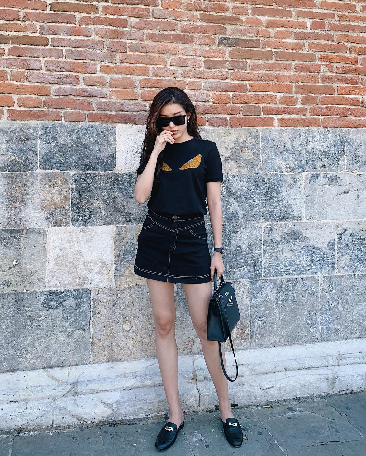 Thời điểm năm 2019, cô mê mệt đôi sục của Hermes và diện liên tục đi nhiều nơi. Gần đây, á hậu đăng bán thanh lý thiết kế này.