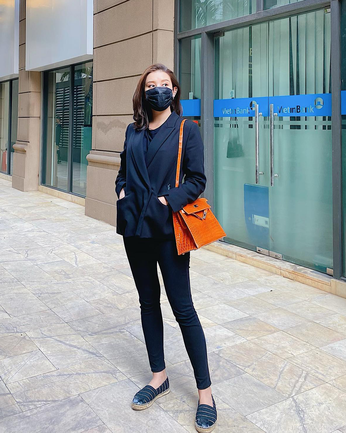 Mẫu loafer của Chanel cũng được Huyền My nhượng lại với giá 3,5 triệu đồng sau nhiều năm liên tục diện dạo phố.