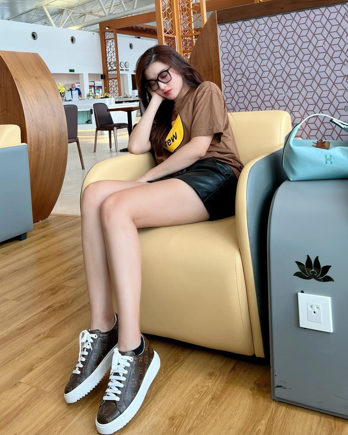 Nhiều mẫu sneakers của Louis Vuitton giá xấp xỉ 30 triệu đồng liên tục được Huyền My sắm sửa vào tủ đồ.