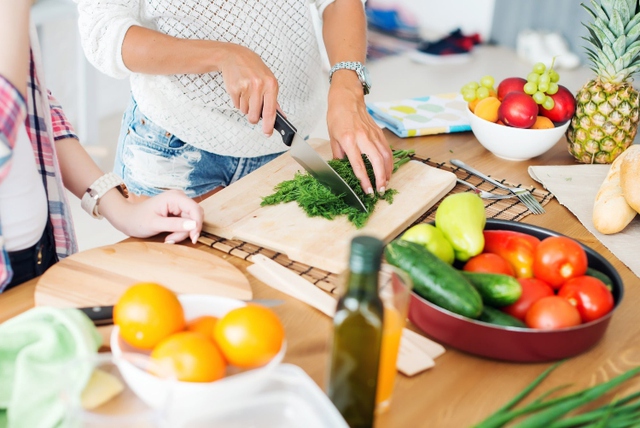 Phụ nữ tuổi mãn kinh nên duy trì chế độ ăn cân đối, tăng cường thực vật để tốt cho sức khoẻ.