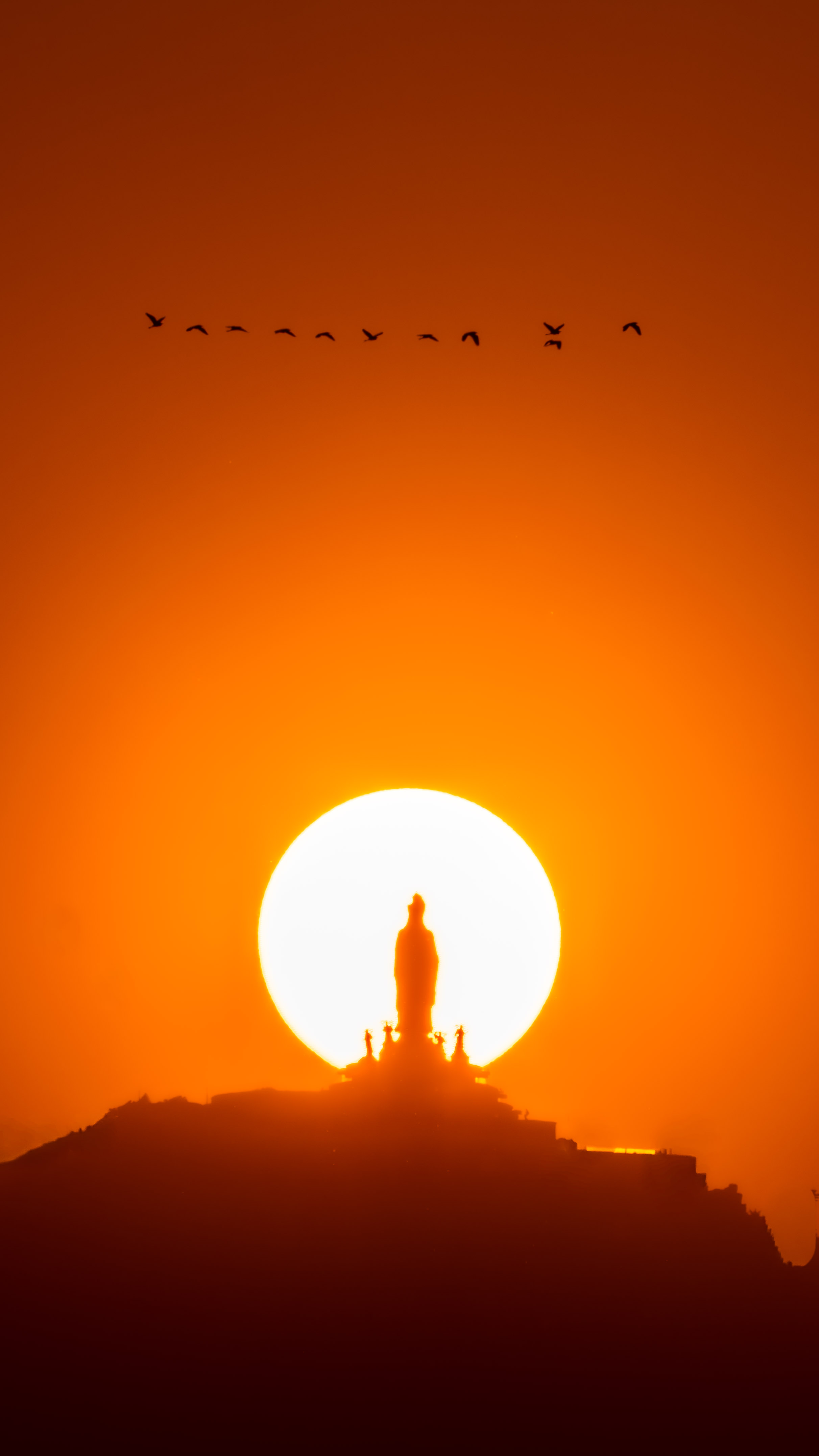 Tượng Phật Bà nằm trong vùng tối, trong khi mặt trời sáng rực, tạo hiệu ứng tương phản mạnh. Ảnh: HẢI TRIỀU